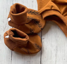 Load image into Gallery viewer, 0-6m Baby Booties- Tawny Caramel Wheat