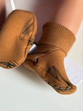 Load image into Gallery viewer, 0-6m Baby Booties- Tawny Caramel Wheat